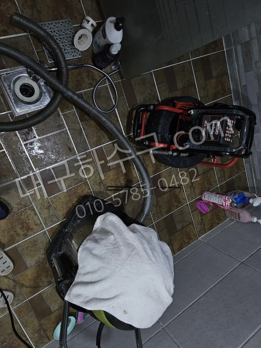 스프링 관통 장비로 배관을 뚫는 작업