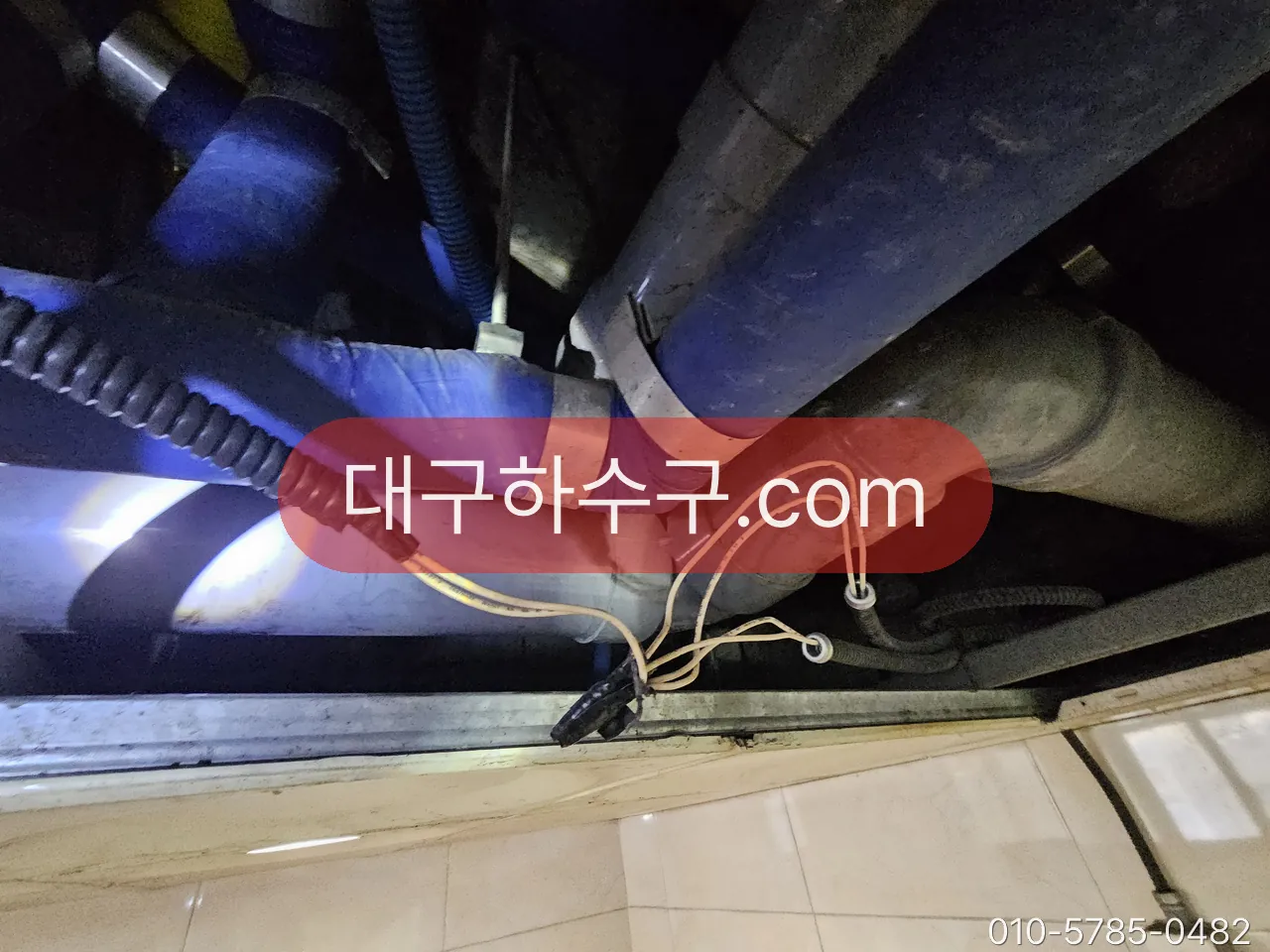 보온 배관 이음부를 열어 언 구간을 확인하는 작업