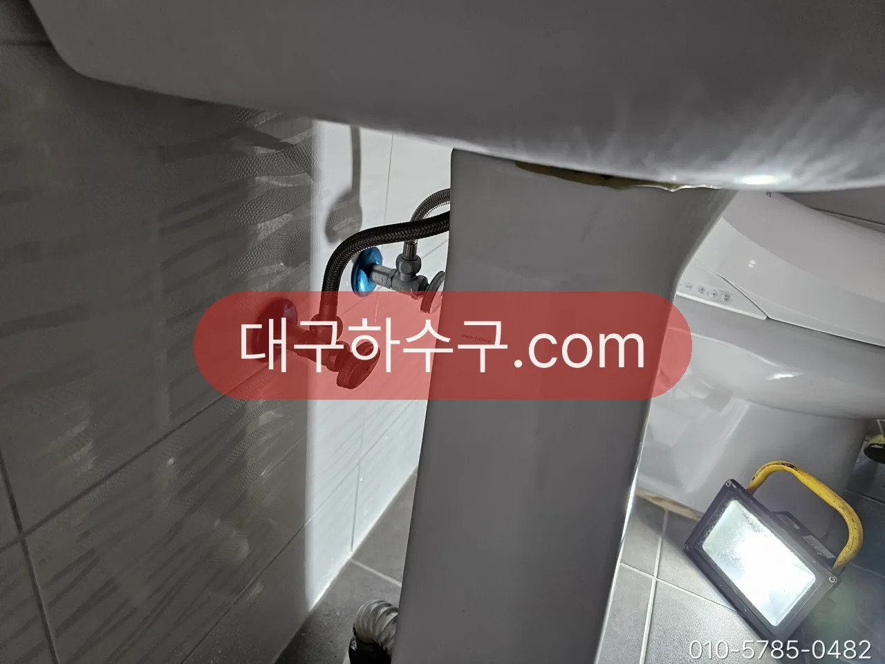 세면대 하부 앵글밸브 — 반만 열려 있어도 수압이 약해진다