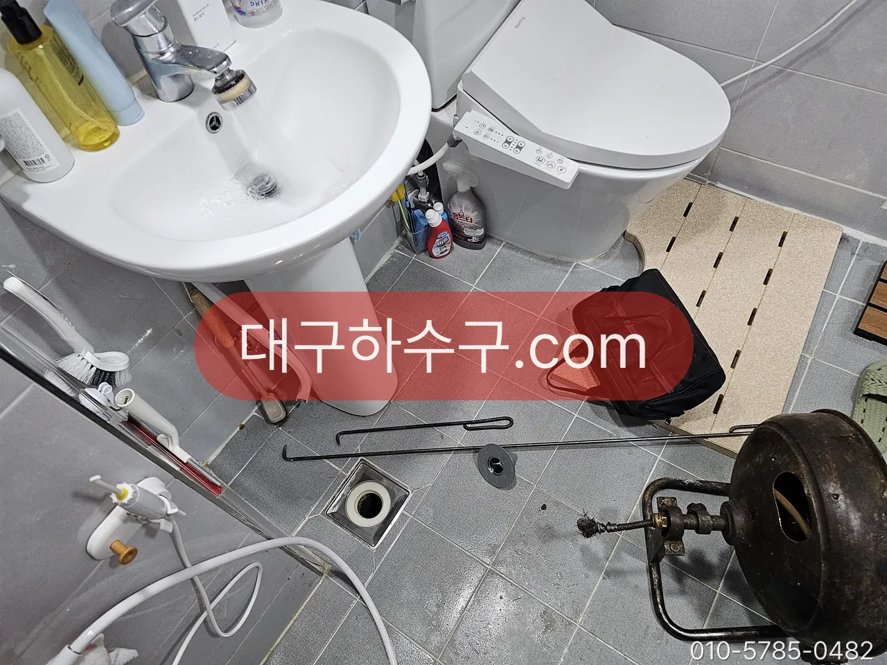변기 급수 호스와 바닥 고정 상태를 보러 들어간 화장실 — 물탱크 부속 문제인지 본체 문제인지 여기서 가린다