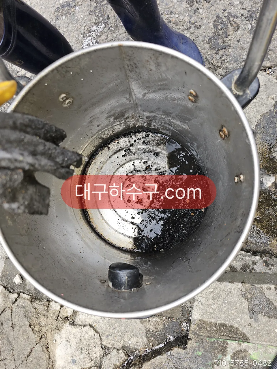 꺼내 놓은 싱크대 배수통 바닥에 앉은 기름때 — 주방 물 빠짐이 느려지는 첫 자리