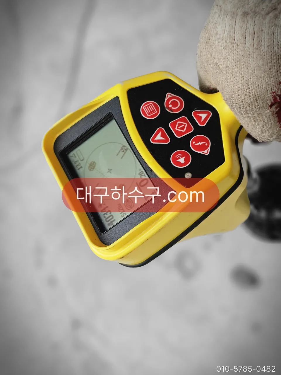 청음 장비로 누수 지점을 찾는 작업