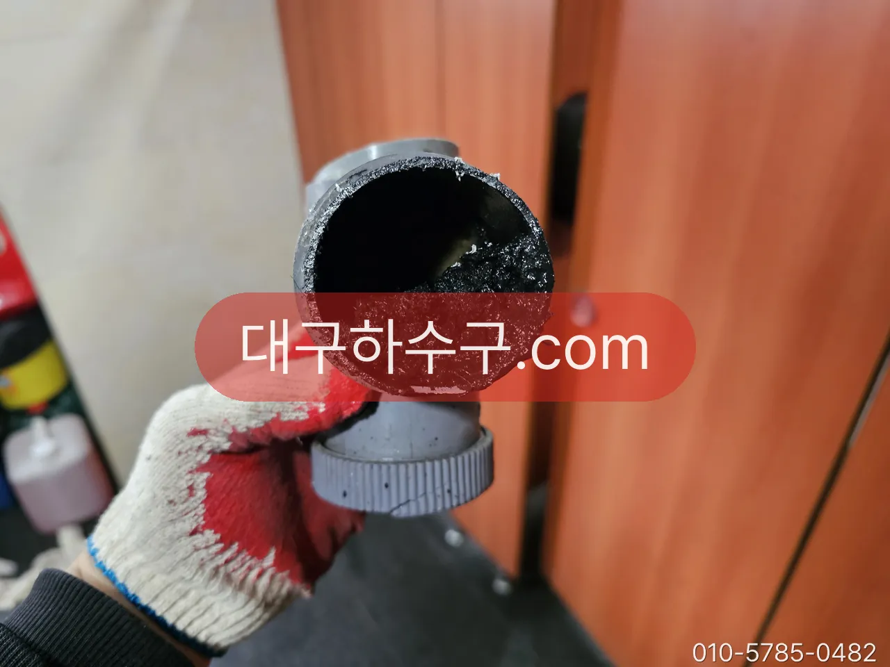 잘라낸 배관 단면에 두껍게 앉은 슬러지 층