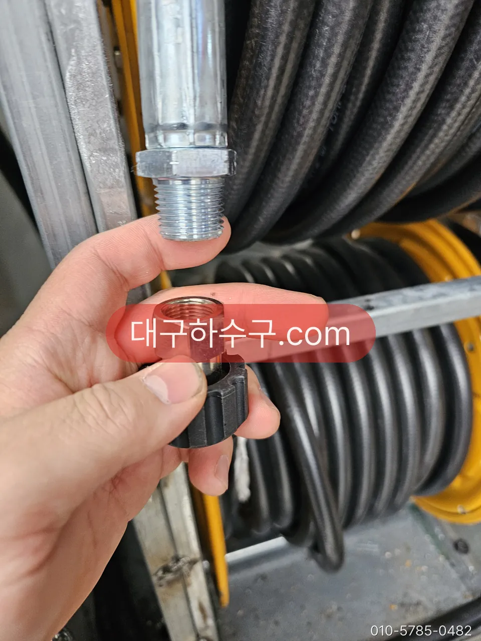 고압 호스 끝에 다는 세척 노즐 근접