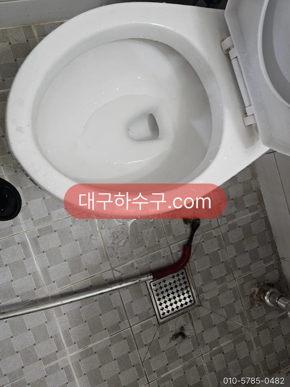 변기 물탱크 부속을 손보기 전 변기와 바닥 상태 점검