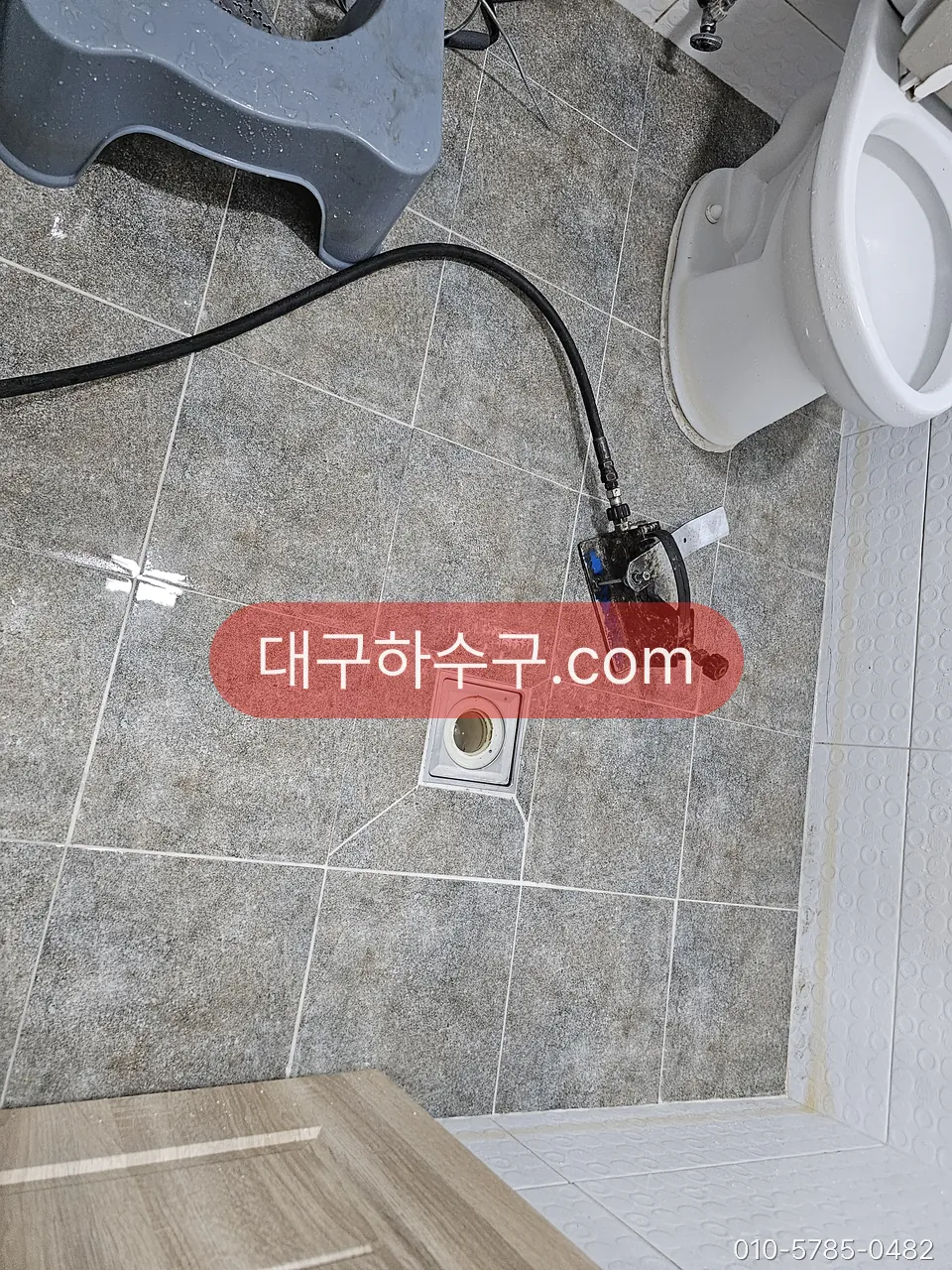 변기 옆 바닥에서 플랜지와 오수관 입구 상태를 보는 작업