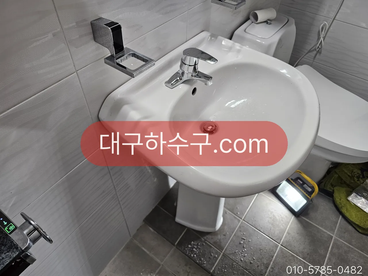 새 세면대를 앉히고 수전·배수 연결을 마친 모습